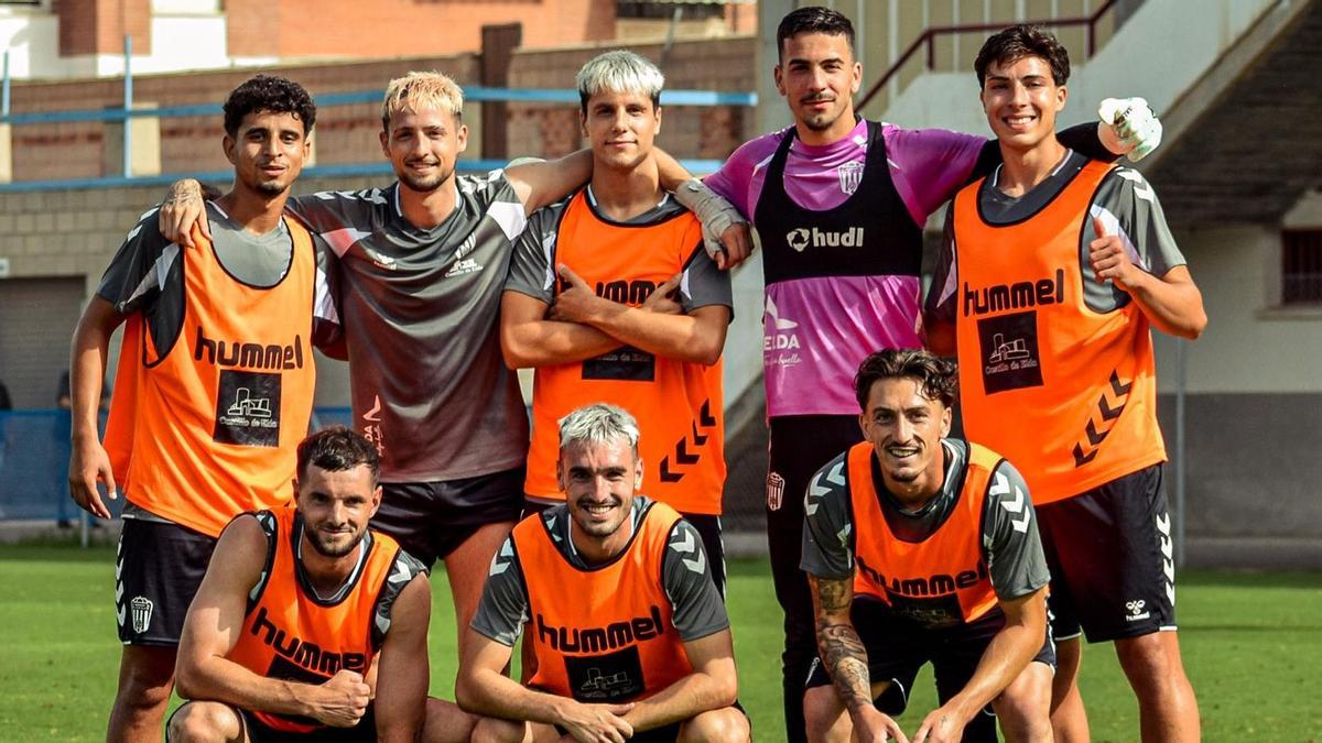 Futbolistas del Eldense durante una pausa de un entrenamiento de pretemporada