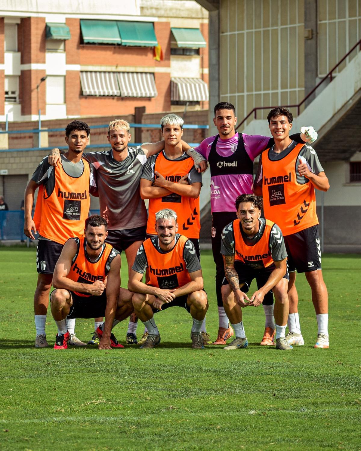 Futbolistas del Eldense durante una pausa de un entrenamiento de pretemporada