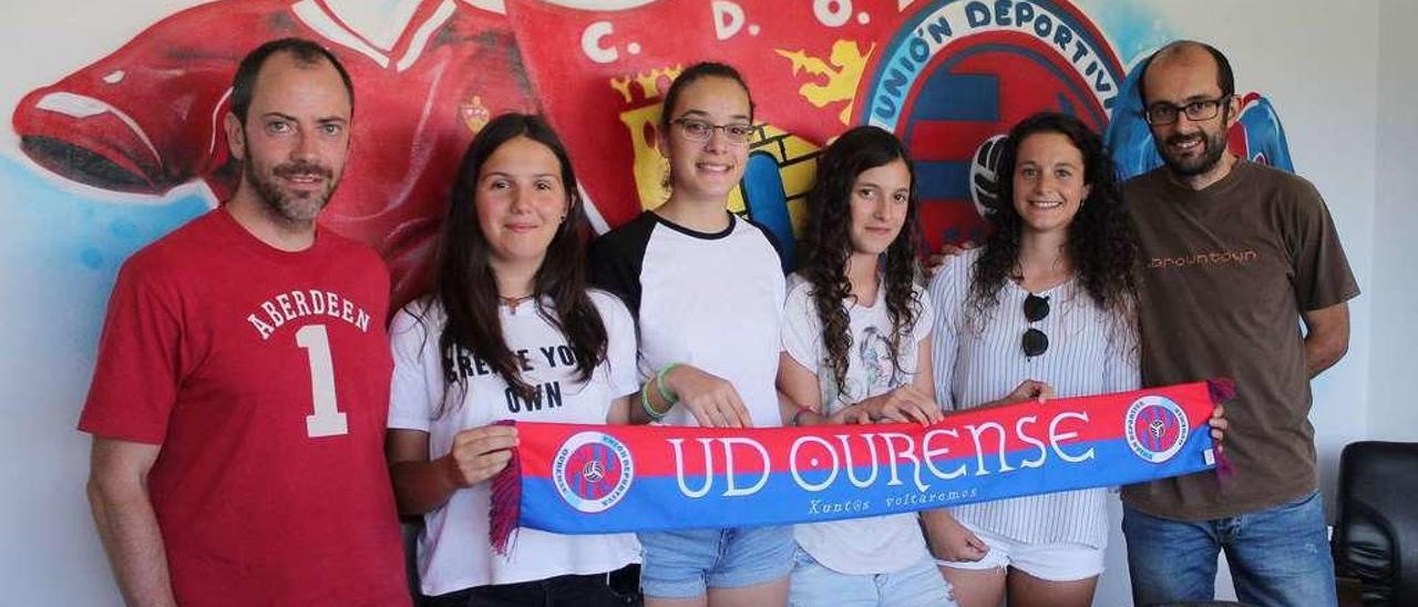 El presidente y el entrenador de la UD Ourense femenina, con cuatro de las jugadoras del nuevo plantel, ayer en O Couto. // Yedra Seara