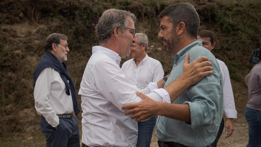 El presidente del PP, Alberto Núñez Feijóo (i), y el presidente de la Generalitat Valenciana, Carlos Mazón (d), durante la inauguración del nuevo curso político del Partido Popular.