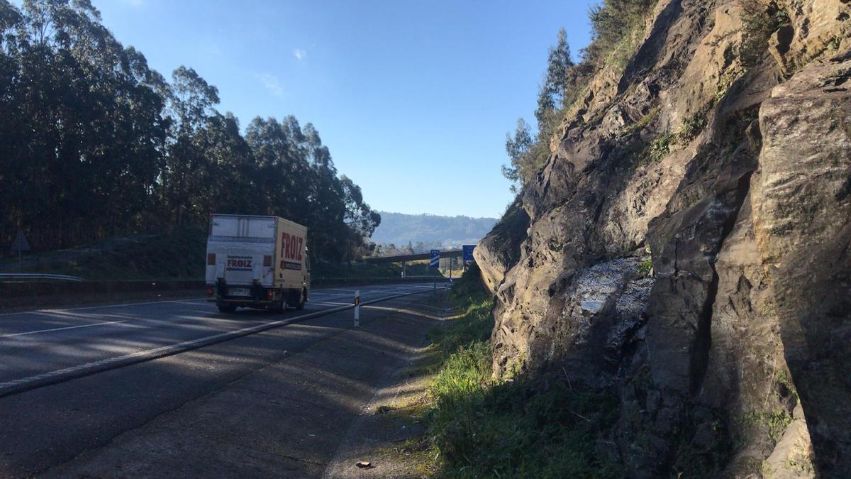 Laderas de montaña con rocas desprendidas sin protección. | // L. O.