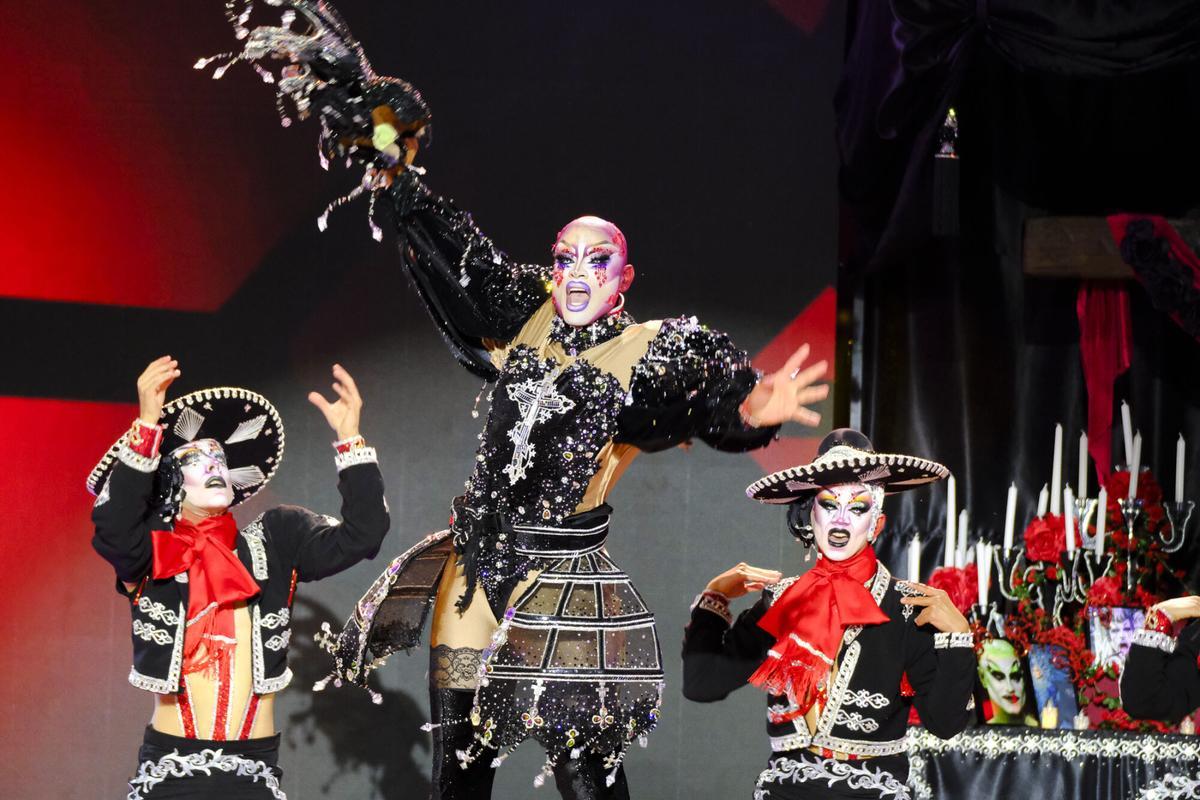 Candidato 01: Drag Avalon. Artista: Osvaldo Cabrera Rocha. Fantasía: Mira en lo que te has convertido. Representa: Juventud Canaria, Clínica Dental Claramunt y Full Cargo Diseño: José Carmona y Osvaldo Cabrera Rocha.