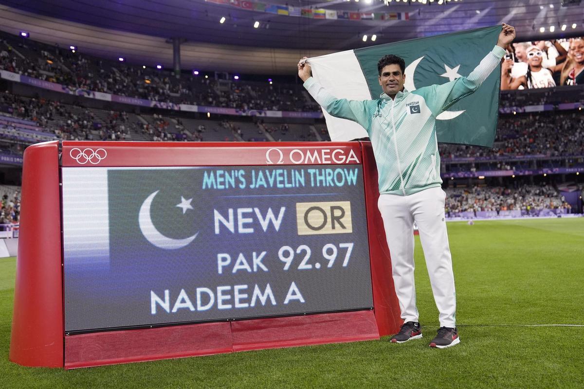 Arshad Nadeem, de Pakistan, récord olímpico de lanzamiento de jabalina