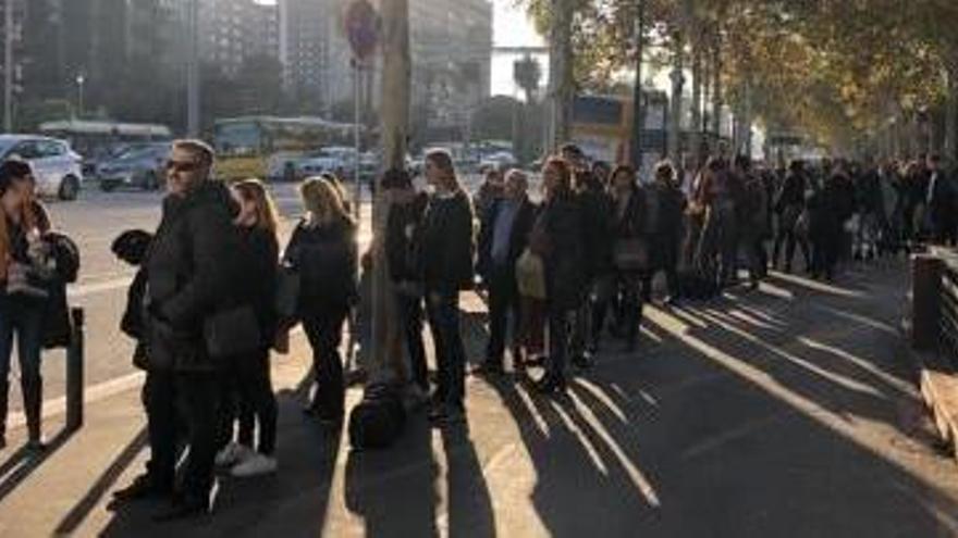 Més de cent persones esperant més del que toca l&#039;autocar a Barcelona