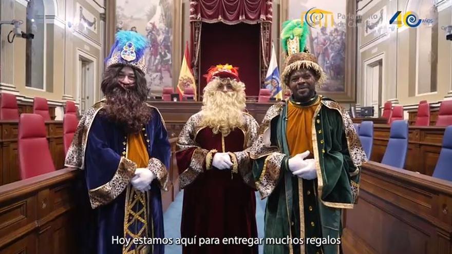 Los Reyes Magos visitan el Parlamento de Canarias