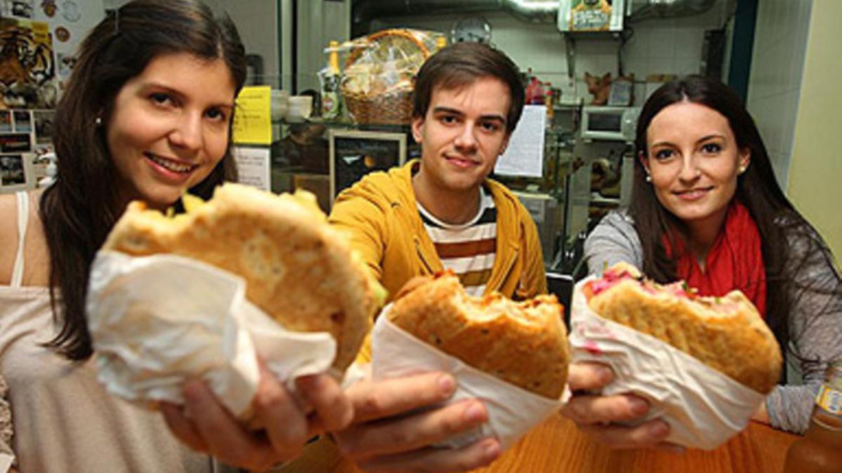 Los creadores de 'Me como Bcn': Xènia Izquierdo, Gerard Artigas y Mercè Pau.