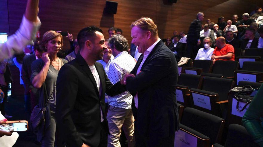 Ronald Koeman saluda a Xavi.