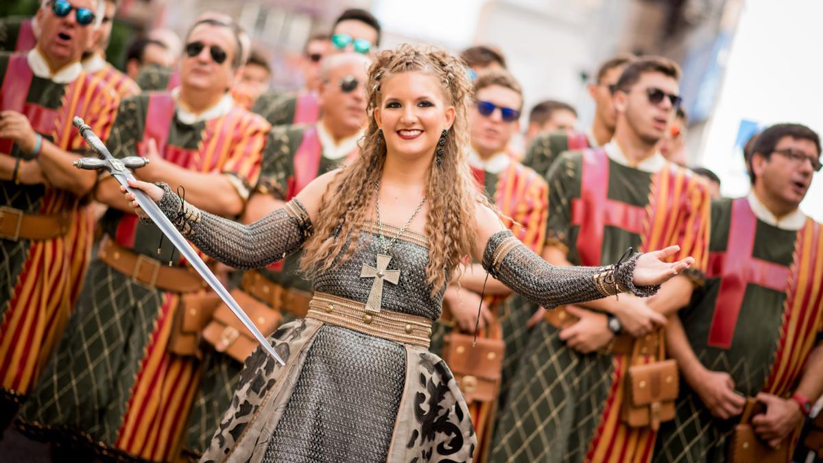 Crevillent brilla con su Fiesta de Moros y Cristianos, que se celebra en octubre.