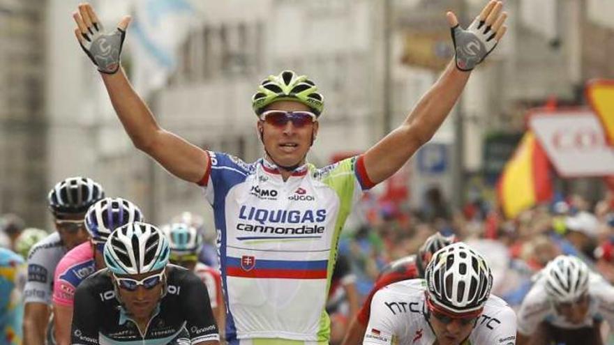 Sagan alza los brazos al cruzar ayer la meta de Pontevedra.