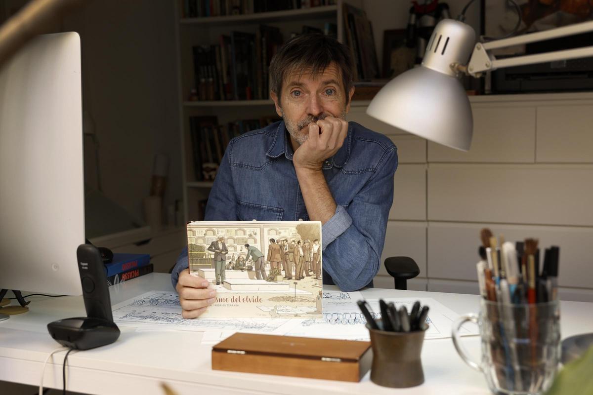 Paco Roca con un ejemplar de "El abismo del olvido".