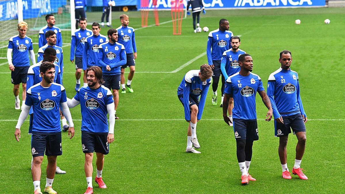 Los futbolistas del Deportivo, durante un entrenamiento en Riazor. |  // VÍCTOR ECHAVE