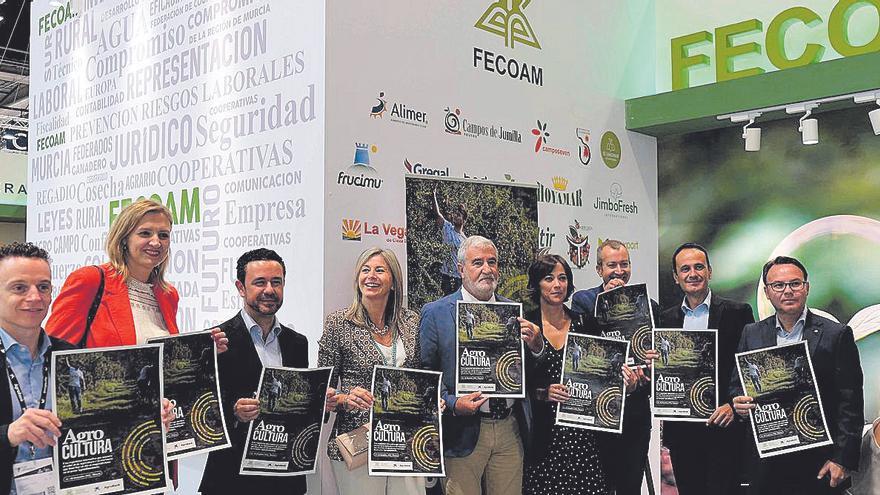 Representantes de Fecoam y CaixaBank en la presentación del cartel promocional de Agro-Cultura.