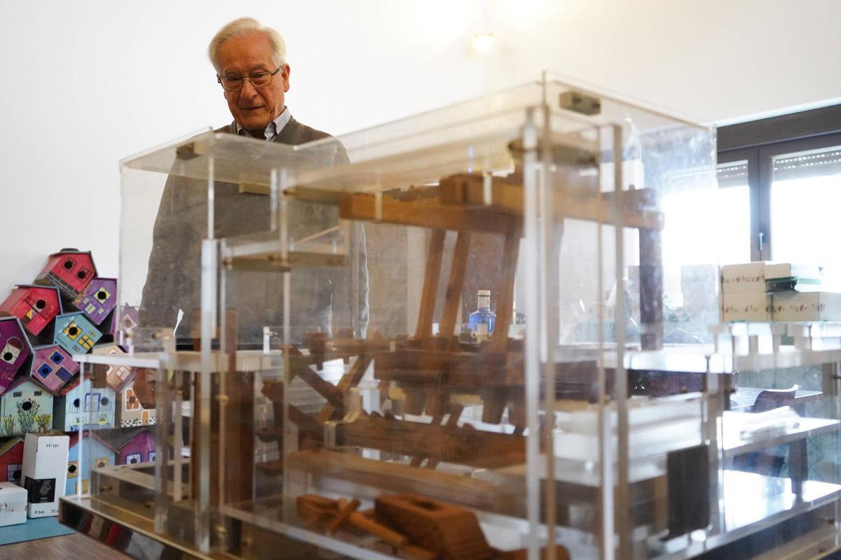 José Manuel Pardal muestra la reproducción del batán de su abuelo realizada por él mismo