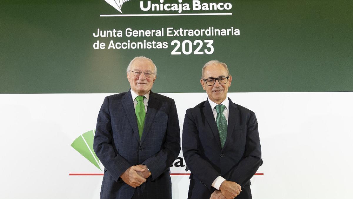 El presidente de Unicaja Banco, Manuel Azuaga, y el consejero delegado, Isidoro Rubiales, en la junta extraordinaria.