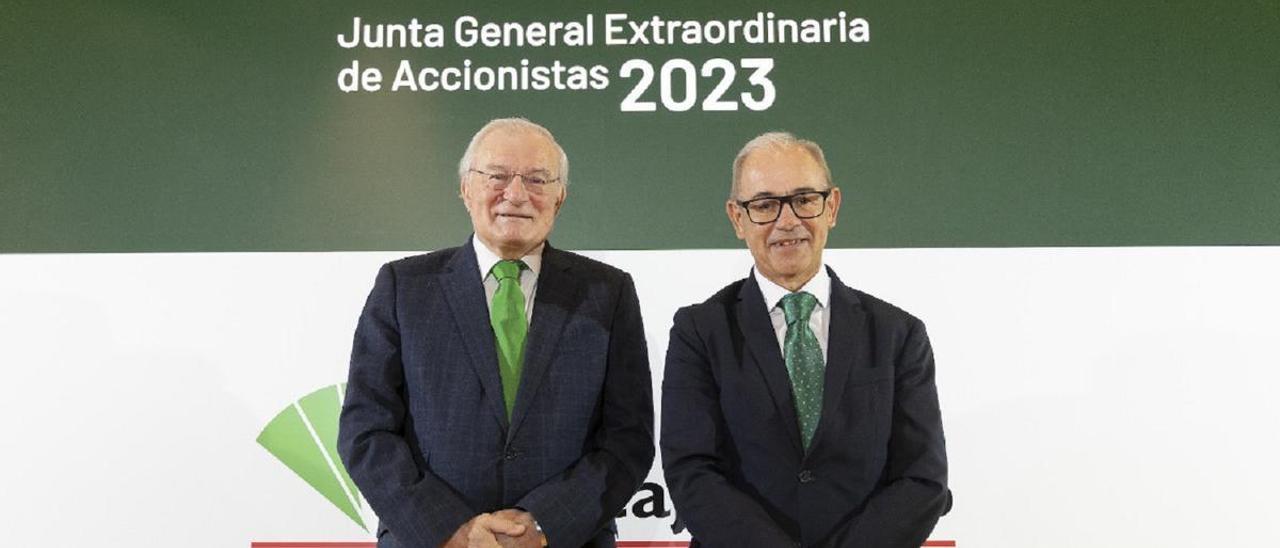El presidente de Unicaja Banco, Manuel Azuaga, y el consejero delegado, Isidoro Rubiales, en una junta extraordinaria.
