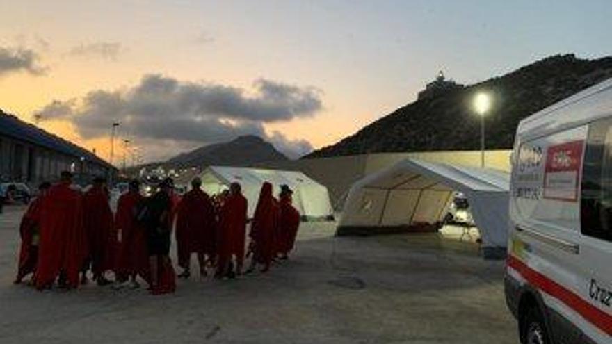 Los inmigrantes, llegando a puerto y atendidos por Cruz Roja en Cartagena. cruz roja