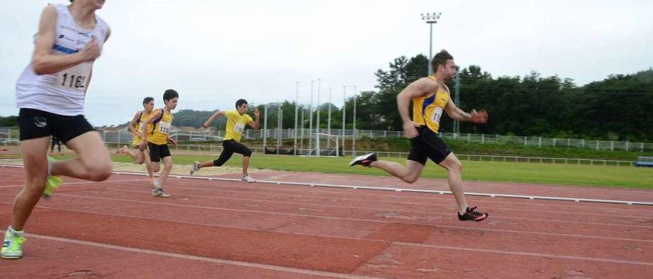 Competición deportiva en el estadio de atletismo de Cangas, con el pavimento deteriorado. // G.Núñez