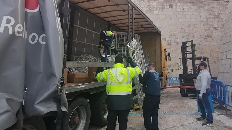Las luces que sufragará Ferrero Rocher llegaron ayer a Peñíscola, cuyo encendido retransmitirá el sábado Telecinco. | ALBA BOIX