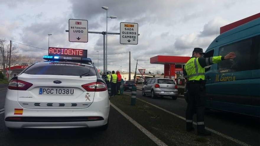 Vehículos y efectivos de emergencias y Guardia Civil, ayer, en el punto en el que se registró el atropello.