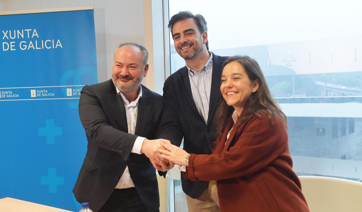 José Ramón Riobóo, Diego Calvo e Inés Rey firman un convenio para que taxistas de A Coruña puedan operar en la parada del aeropuerto de Alvedro junto a los de Culleredo.