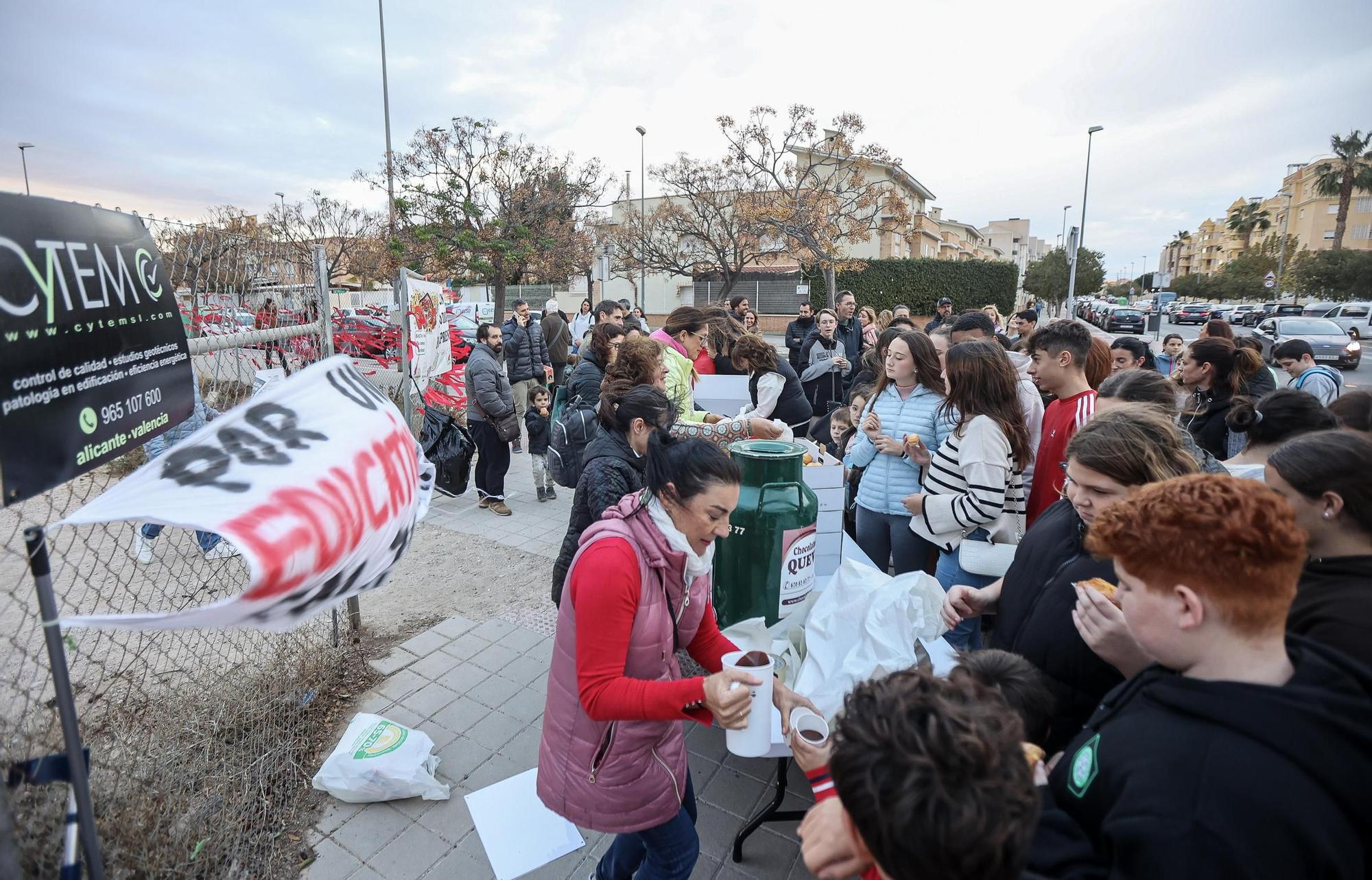 Chocolatada reivindicativa por el nuevo colegio La Almadraba de Alicante