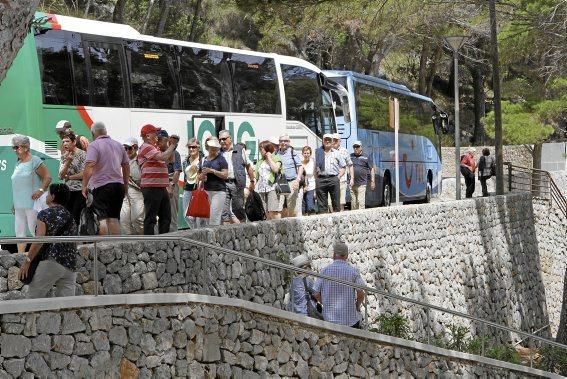 Im Torrent de Pareis, einer der größten Touristenattraktionen der Insel, stapeln sich die Besucher. Seit Wochen schafft keiner den Müll weg, auf der berühmten Serpentinenstraße staut sich der Verkehr, am Ufer haben Taschendiebe leichtes Spiel. Es ist ein Albtraum, sagen die Anwohner.