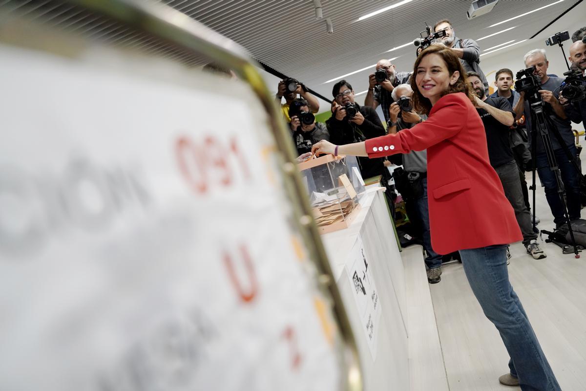 Isabel Díaz Ayuso deposita su voto en Madrid.