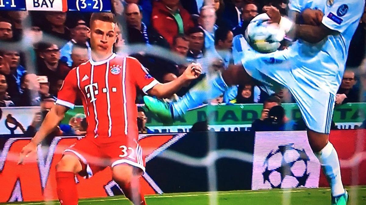 Las manos, el penalti, de Marcello no señalado por el turco Çakir ante el Bayern.