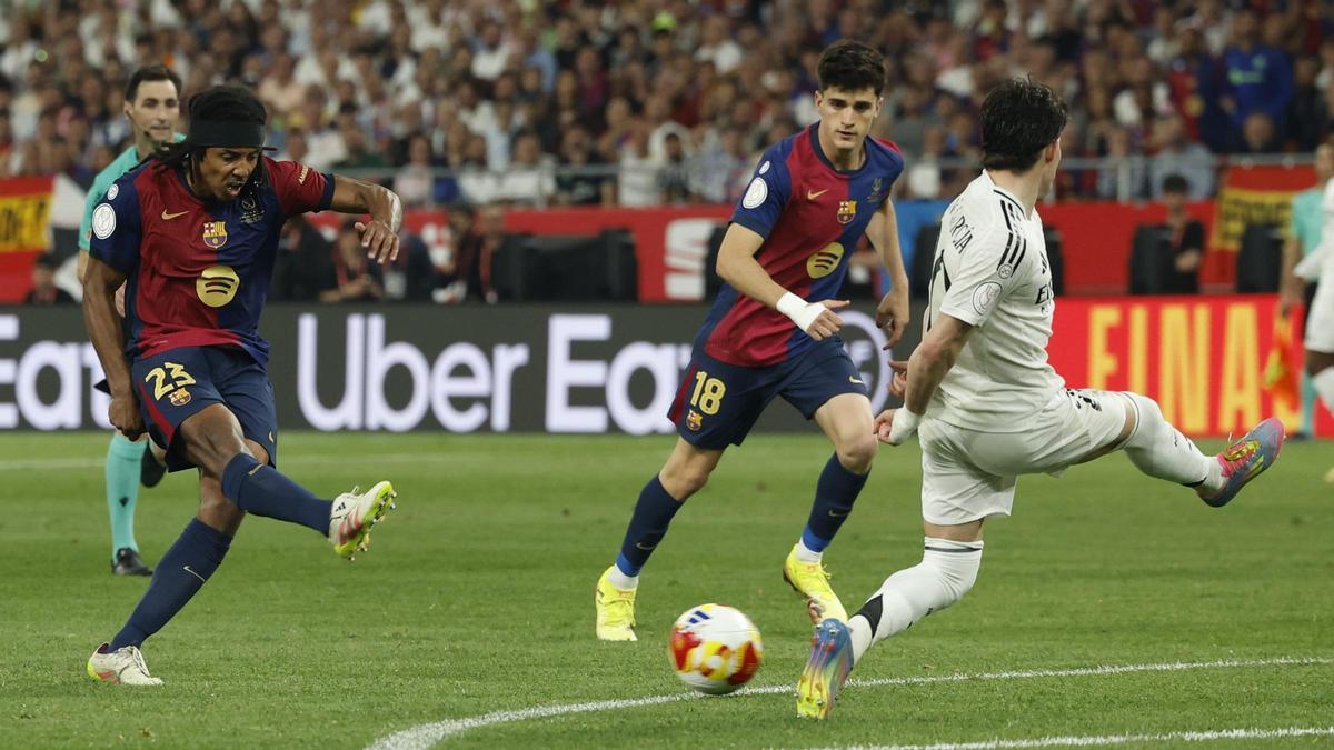 Koundé conecta el derechazo (m. 116) que le dio al Barça el triunfo sobre el Madrid en la prórroga de la final de la Copa del Rey.