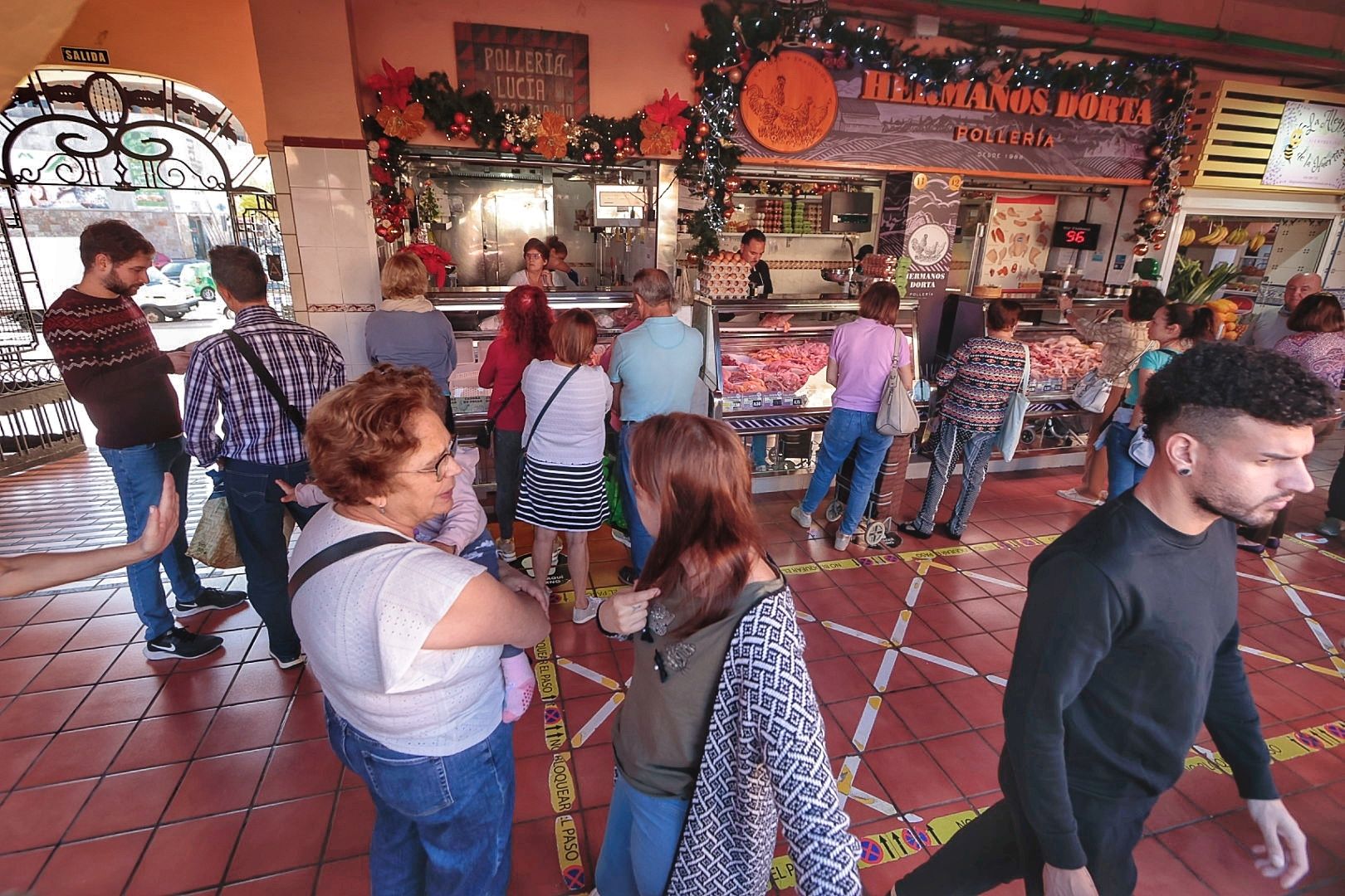 Compras en el mercado para las cenas de Navidad