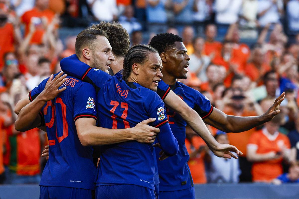 Rotterdam (Netherlands), 14/06/2023.- Players of the Netherlands celebrate the opening goal during the UEFA Nations League semi final soccer match between the Netherlands and Croatia at Feyenoord Stadion de Kuip in Rotterdam, Netherlands, 14 June 2023. (Croacia, Países Bajos; Holanda) EFE/EPA/KOEN VAN WEEL