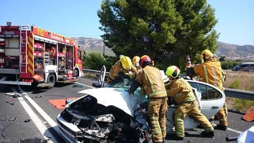 Un hombre herido de gravedad al colisionar  su coche contra un camión en Benidorm