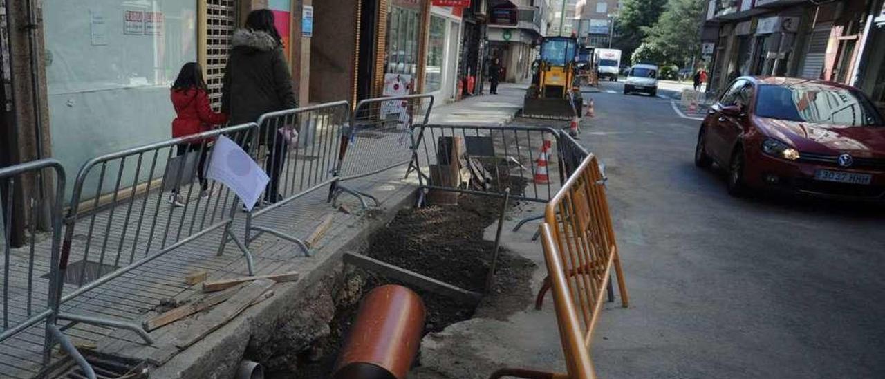 Las obras de mejora de saneamiento, en el inicio de la calle San Roque. // Iñaki Abella