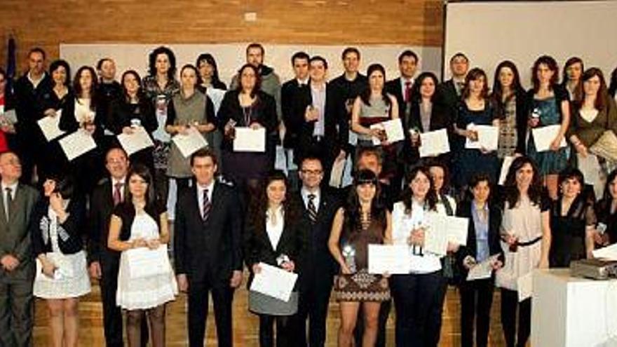 Los galardonados, junto al presidente de la Xunta y los rectores de las tres universidades gallegas. / conchi paz