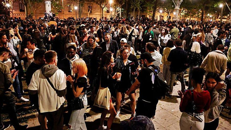 Botellones y fiestas sin control toman las calles la noche del fin del toque de queda