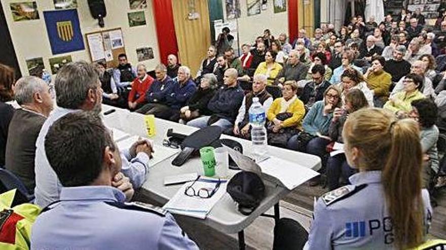 Reunió veïnal multitudinària sobre seguretat a l&#039;Ateneu Eugenienc.