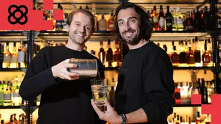‘Outer Gin’, la ginebra catalana pensada para tomar en el espacio, se expande hacia Singapur y Madrid