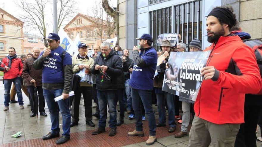 Concentración de policías frente a la Comisaría de Zamora