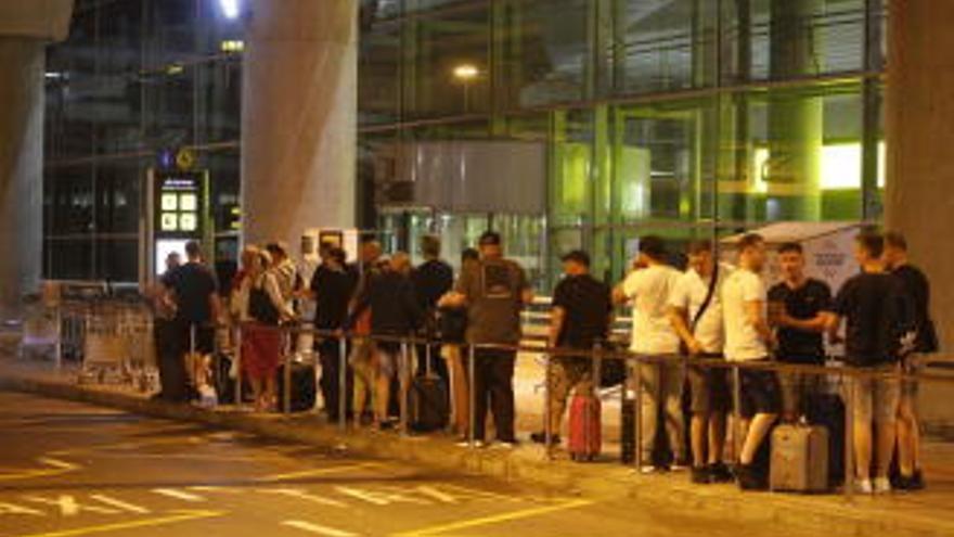 El aeropuerto de El Altet abre el verano con colas para pedir un taxi y sin la ampliación de licencias