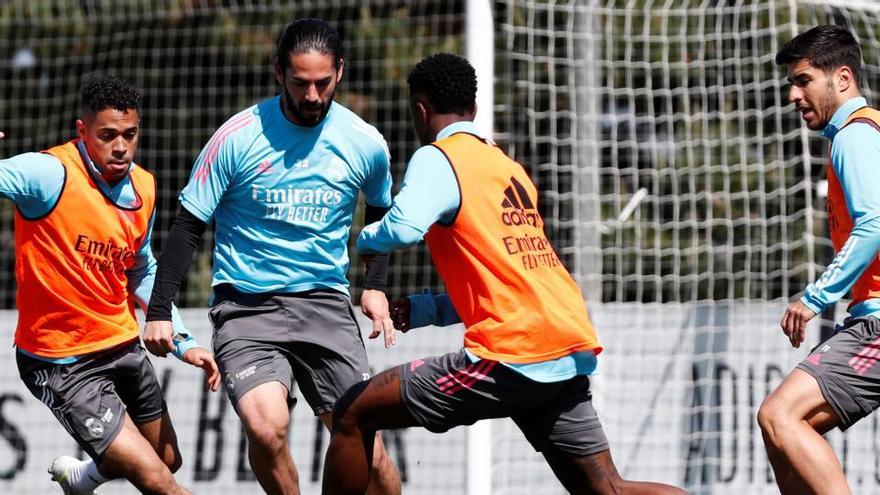 Los jugadores del Real Madrid, durante un entrenamiento previo al partido ante el Granada