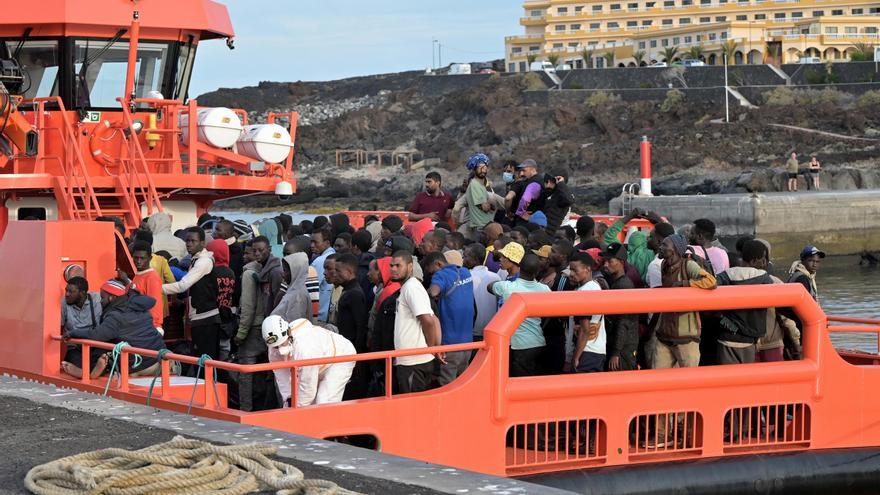 Vídeo: Candelaria Delgado reitera la preocupante situación por el desbordamiento de los centros de menores migrantes en Canarias / Imagen: Una embarcación de Salvamento Marítimo rescata a 190 migrantes que llegaron anoche en una patera, en el puerto de la Restinga de El Hierro, a 6 de junio de 2024, en El Hierro
