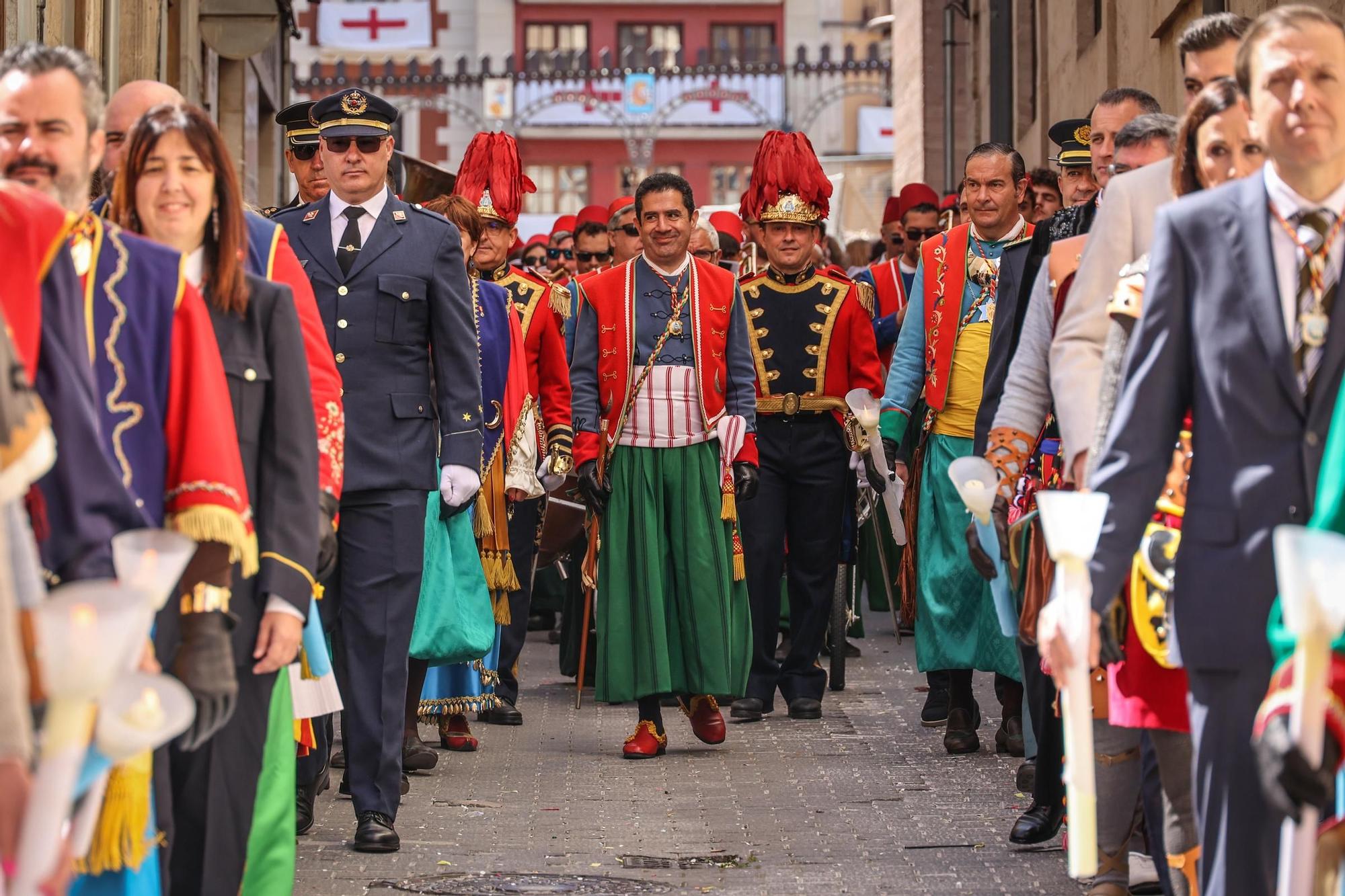 El Sant Jordiet entre claveles en la procesión de la Reliquia