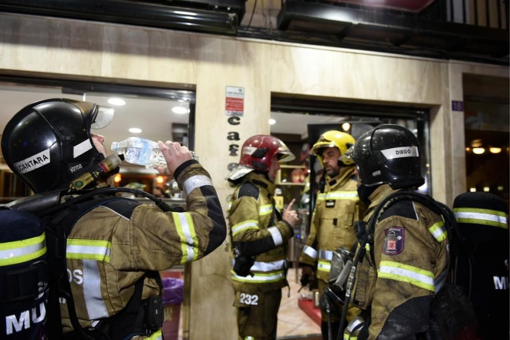 Incendio en un edificio de la plaza Camachos de Murcia