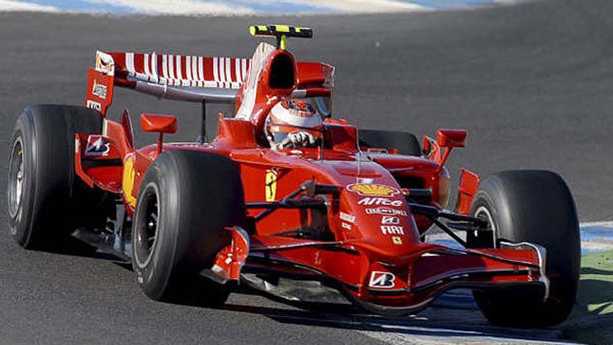 El piloto finlandés de Fórmula Uno, Kimi Raikkonen, durante la última jornada de los entrenamientos que la escudería Ferrari realiza en el Circuito de Velocidad de Jerez.