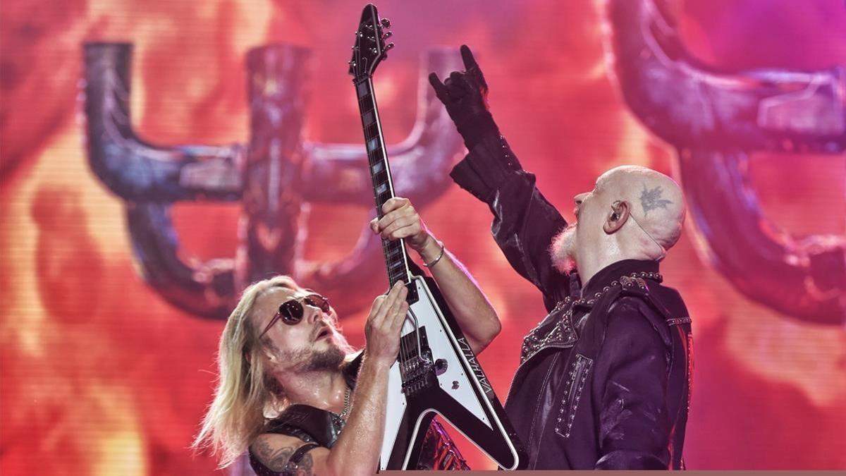 El cantante de la banda británica de &quot;heavy&quot; Judas Priest, Rob Halford (d), y el guitarrista Richie Faulkner, durante el conciertro del Festival Rock Fest celebrado esta noche en Santa Coloma de Gramanet