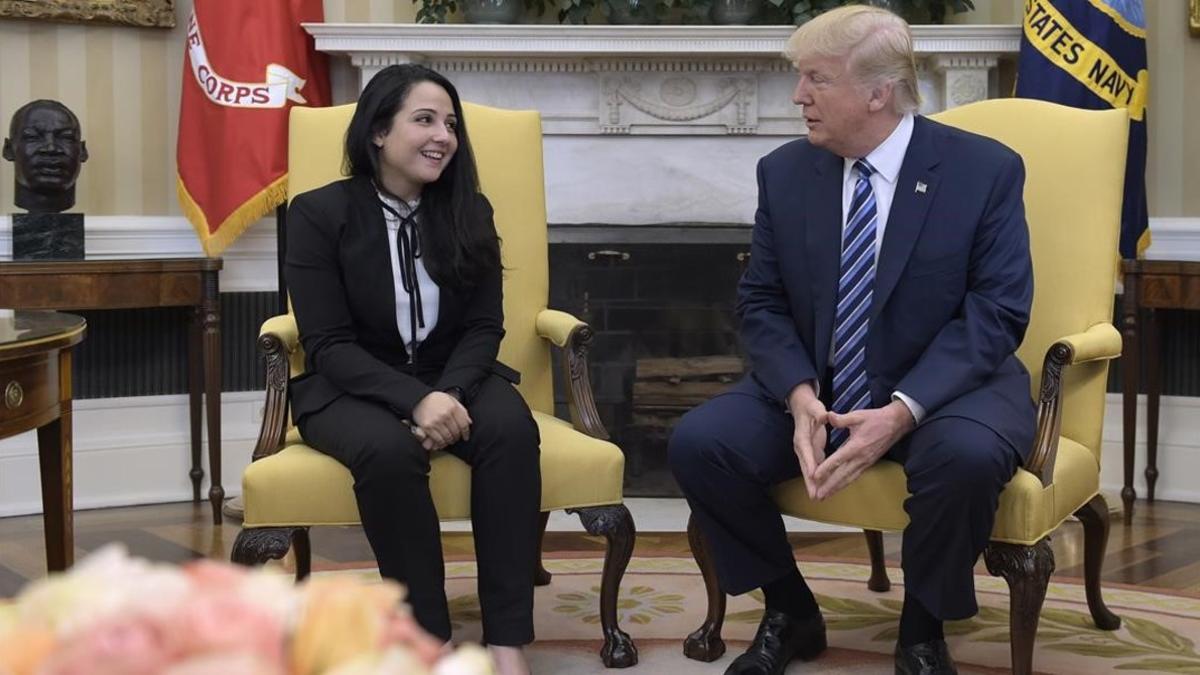Trump charla con Aya Hijazi en el Despacho Oval, en la Casa Blanca, el 21 de abril.