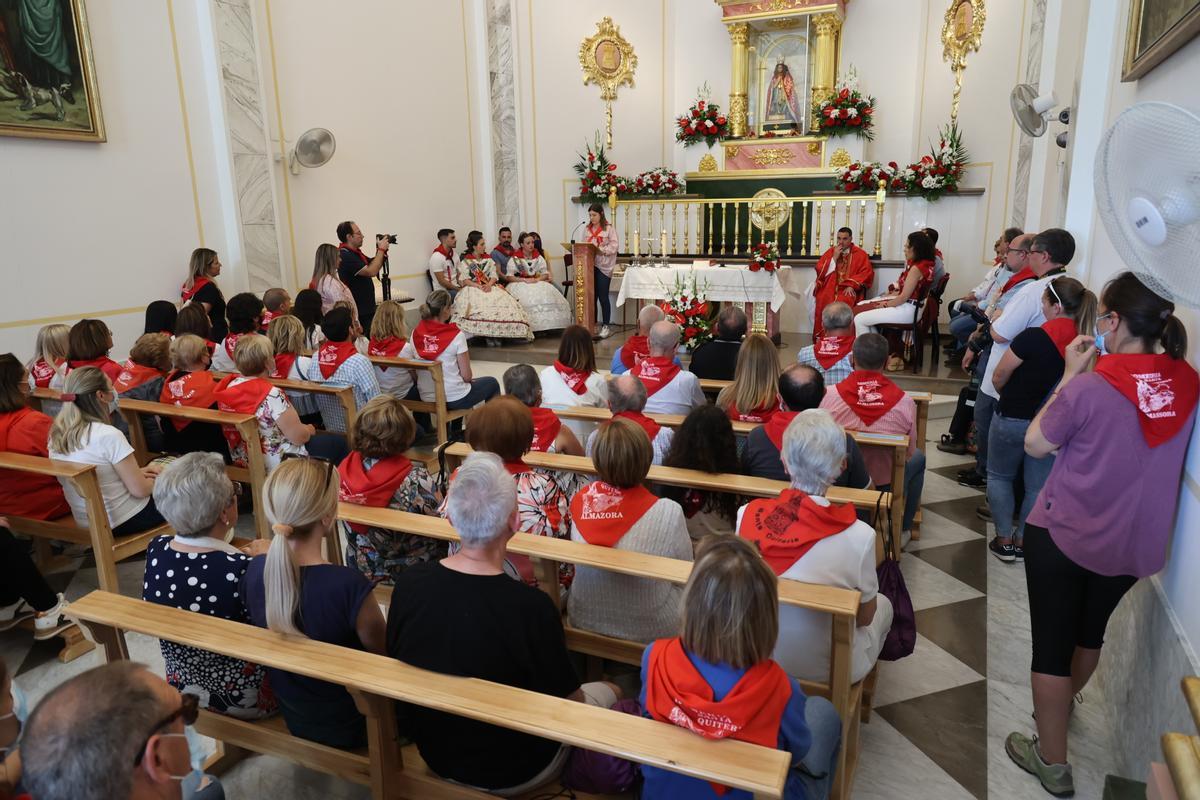 La ermita y sus aledaños han estado repletos durante la misa.