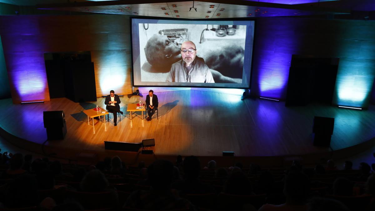 Spyros Melaris (en la pantalla) explica al público zaragozano el proceso de realización de su famosa película.