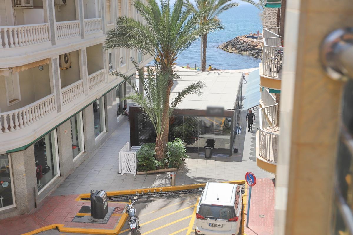 Instalación de terraza en el tramo final de la calle del Mar que ha provocado quejas de dos comunidades de vecinos que aseguran que puede provocar problemas de seguridad. El Ayuntamiento señala que cumple con la ordenanza