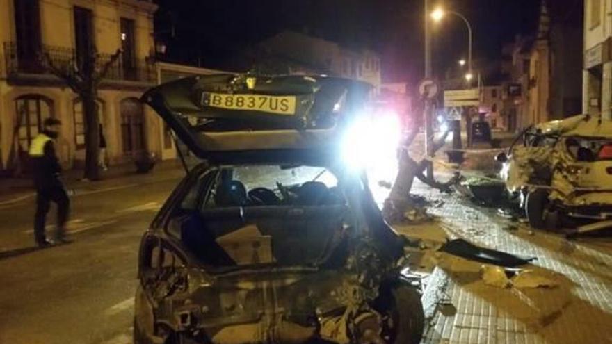 Un conductor begut xoca a Moià contra un arbre i dos vehicles